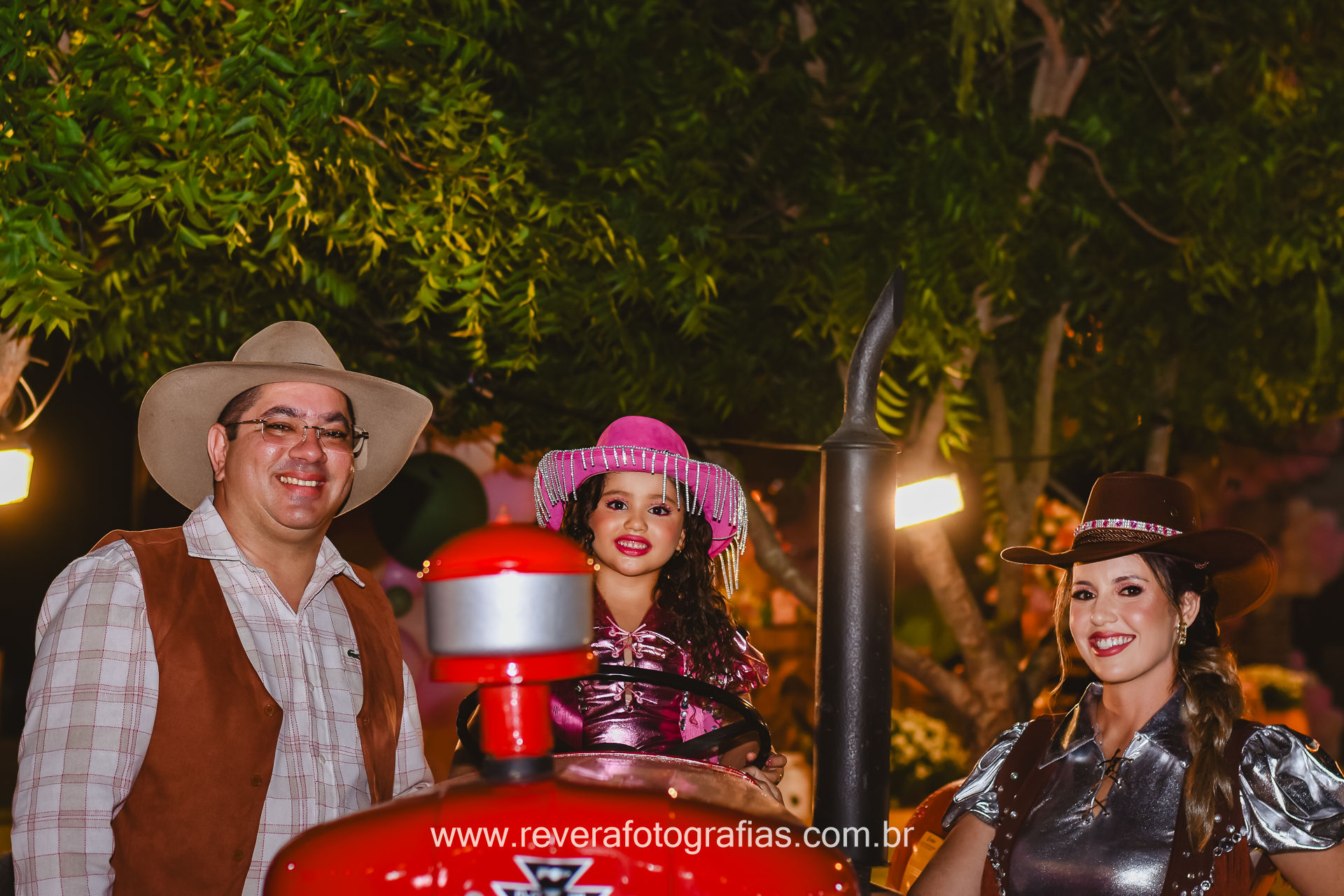 fotografia de família em frente a decoração de festa infantil tema fazendinha