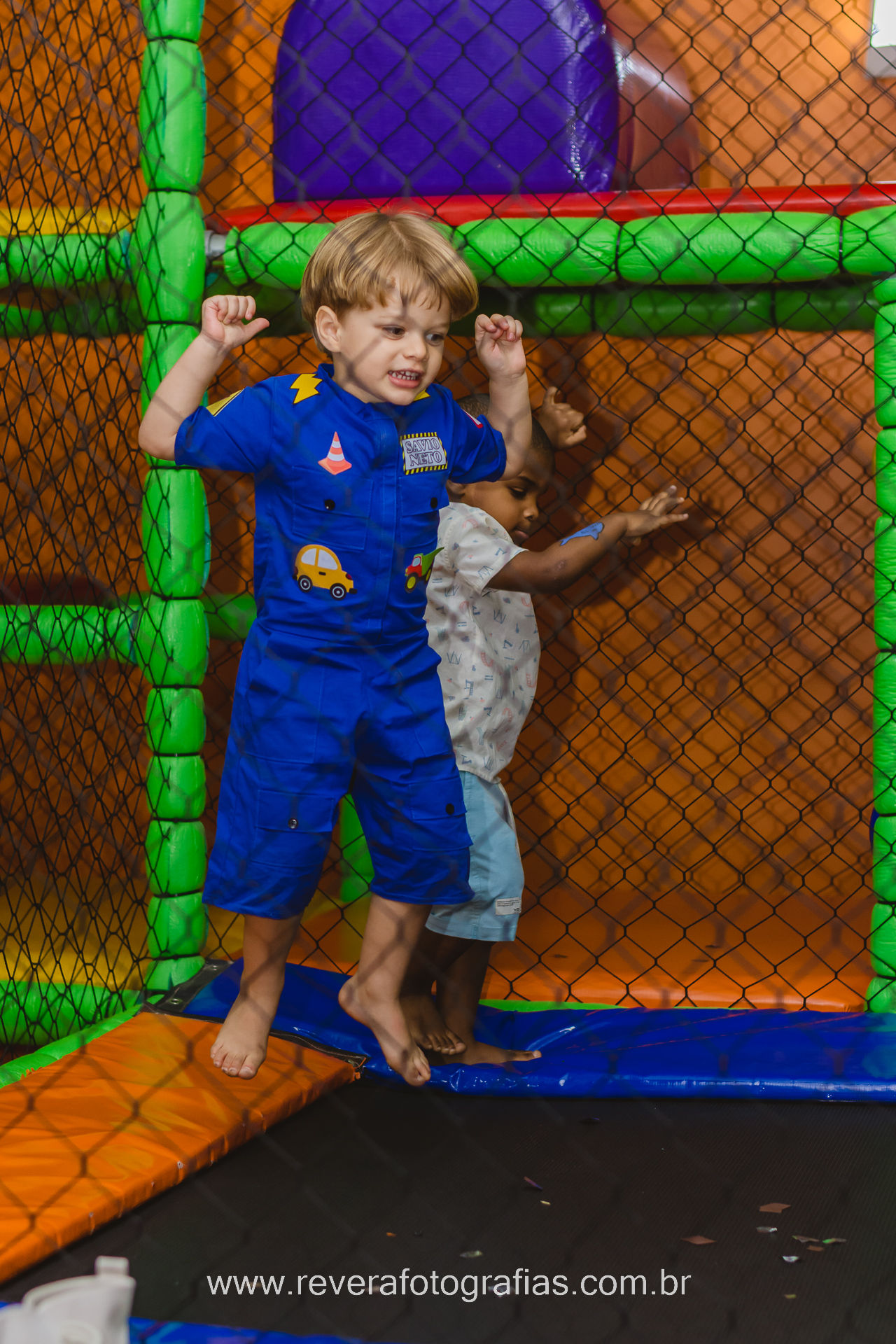 Menino pulando com amigos em festa infantil
