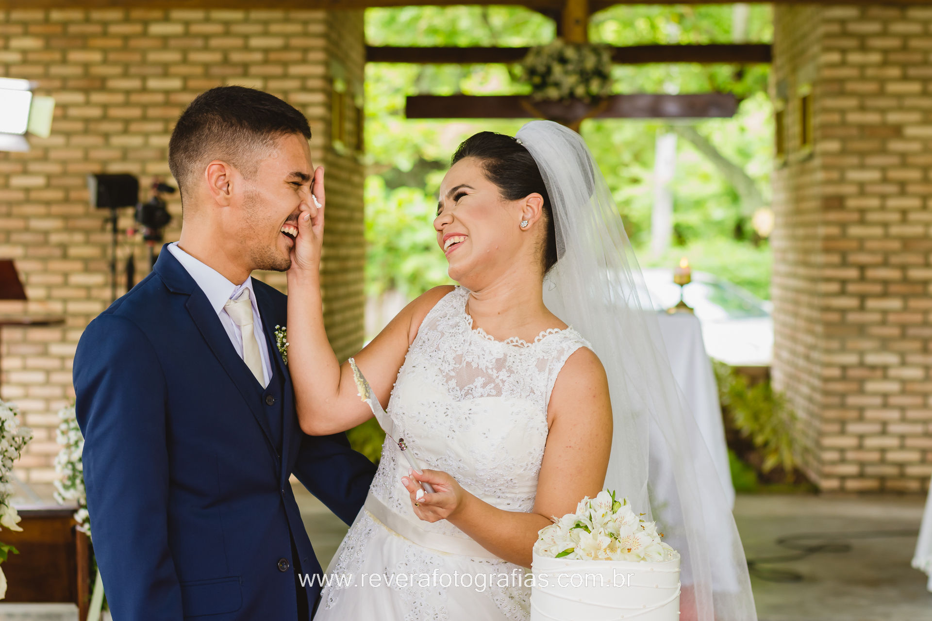 reverá fotografias: fotografia de fotógrafo profissional de cerimônia de casamento intimista ao ar livre foto espontânea dos noivos na igreja capela nossa senhora desatadora dos nós em aracaju sergipe
