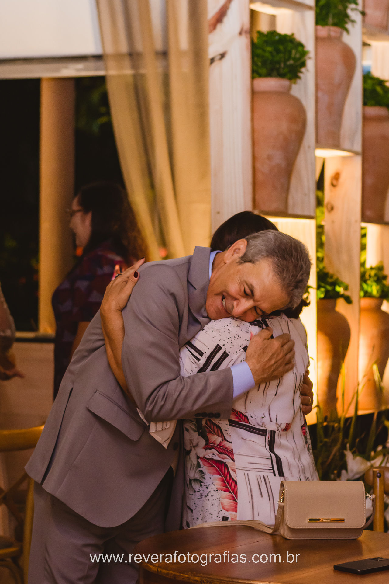 Casal recebendo felicitações dos convidados em bodas de ouro. São cristóvão