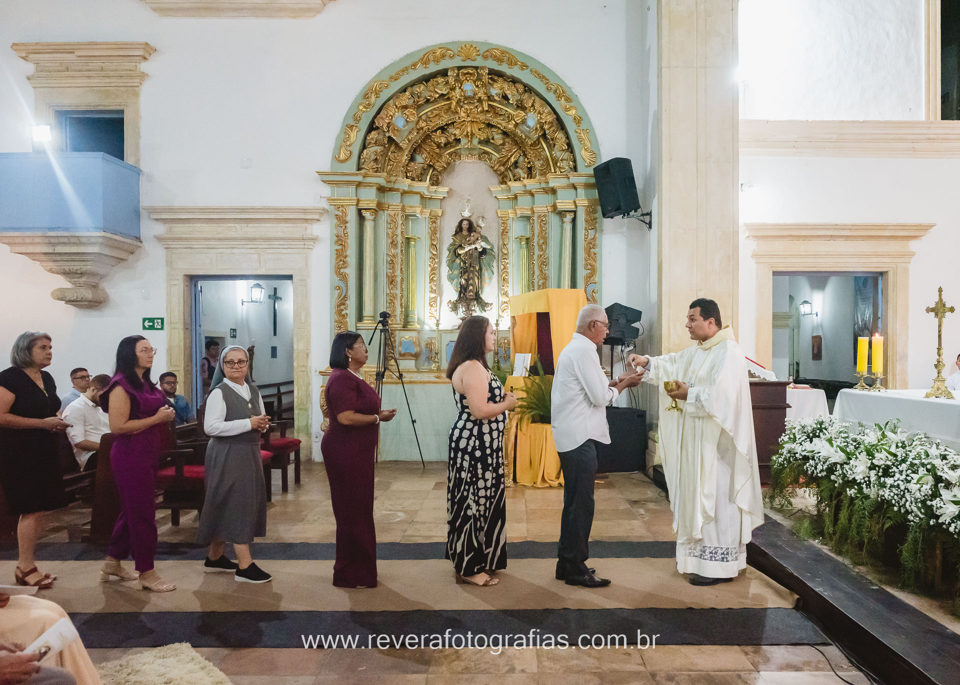 padre dá hóstia a fiéis durante missa de bodas de ouro em igreja de sergipe