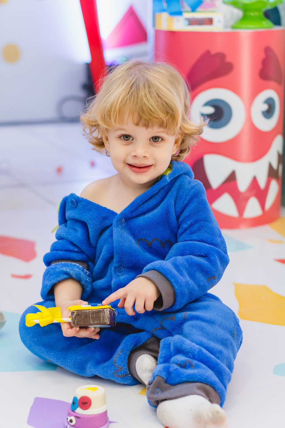 menino brinca com pirulito de chocolate em festa infantil em aracaju
