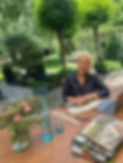 Ilona Piesche, die Geschäftsführerin sitzt an einem Tisch und zeichnet an einem Gattenplan