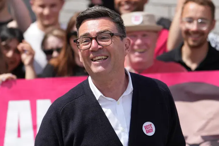 Andy Burnham, le candidat travailliste britannique pour Makerfield, s'exprime devant des partisans lors de l'élection partielle à Makerfield, en Angleterre, le jeudi 18 juin 2026