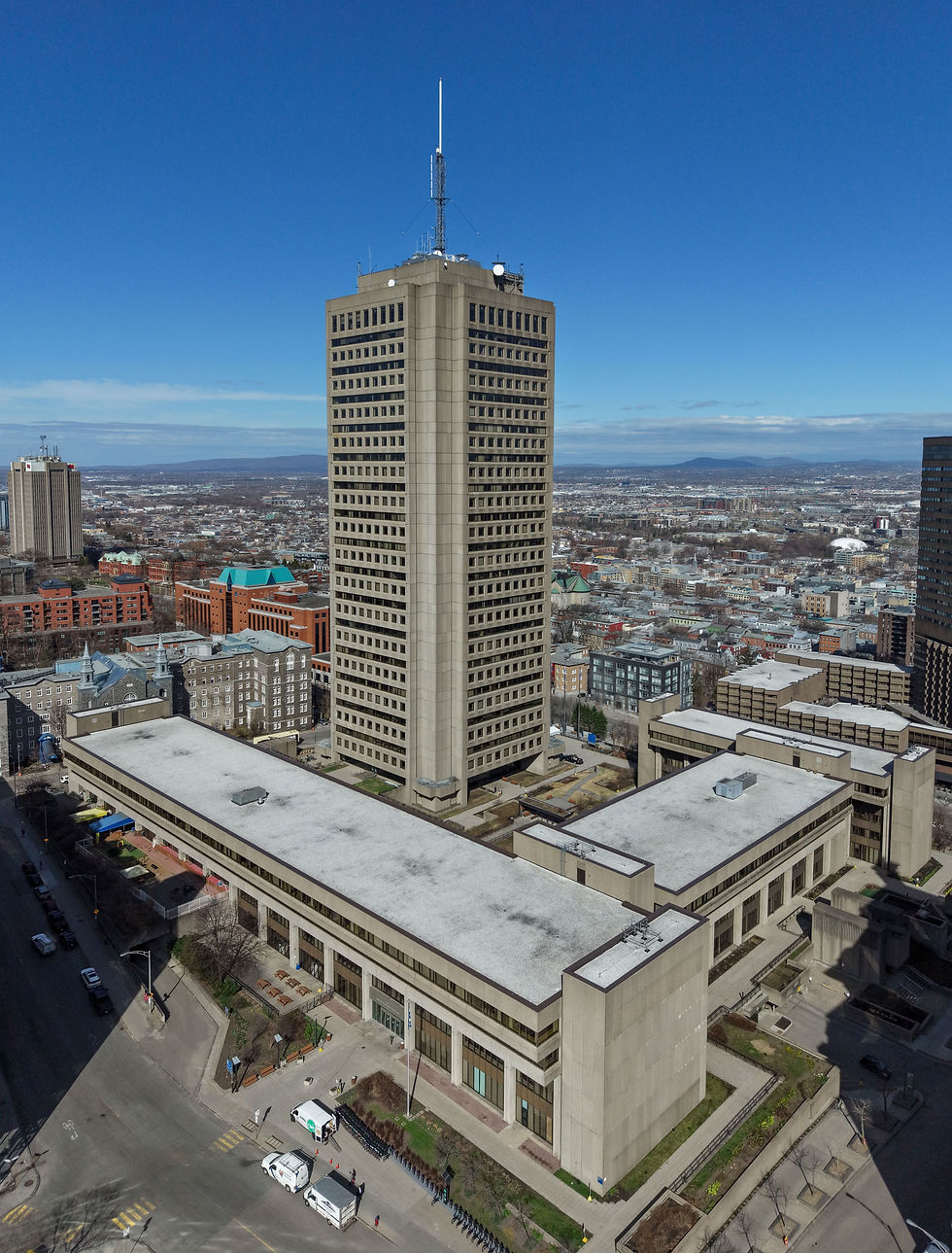 Vue aérienne de l’édifice Marie-Guyart et de la colline Parlementaire à Québec, le 29 avril 2026.