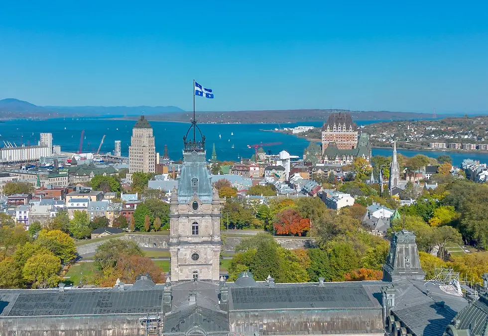 La tour de l’Assemblée nationale du Québec devant le Vieux-Québec et le fleuve Saint-Laurent.