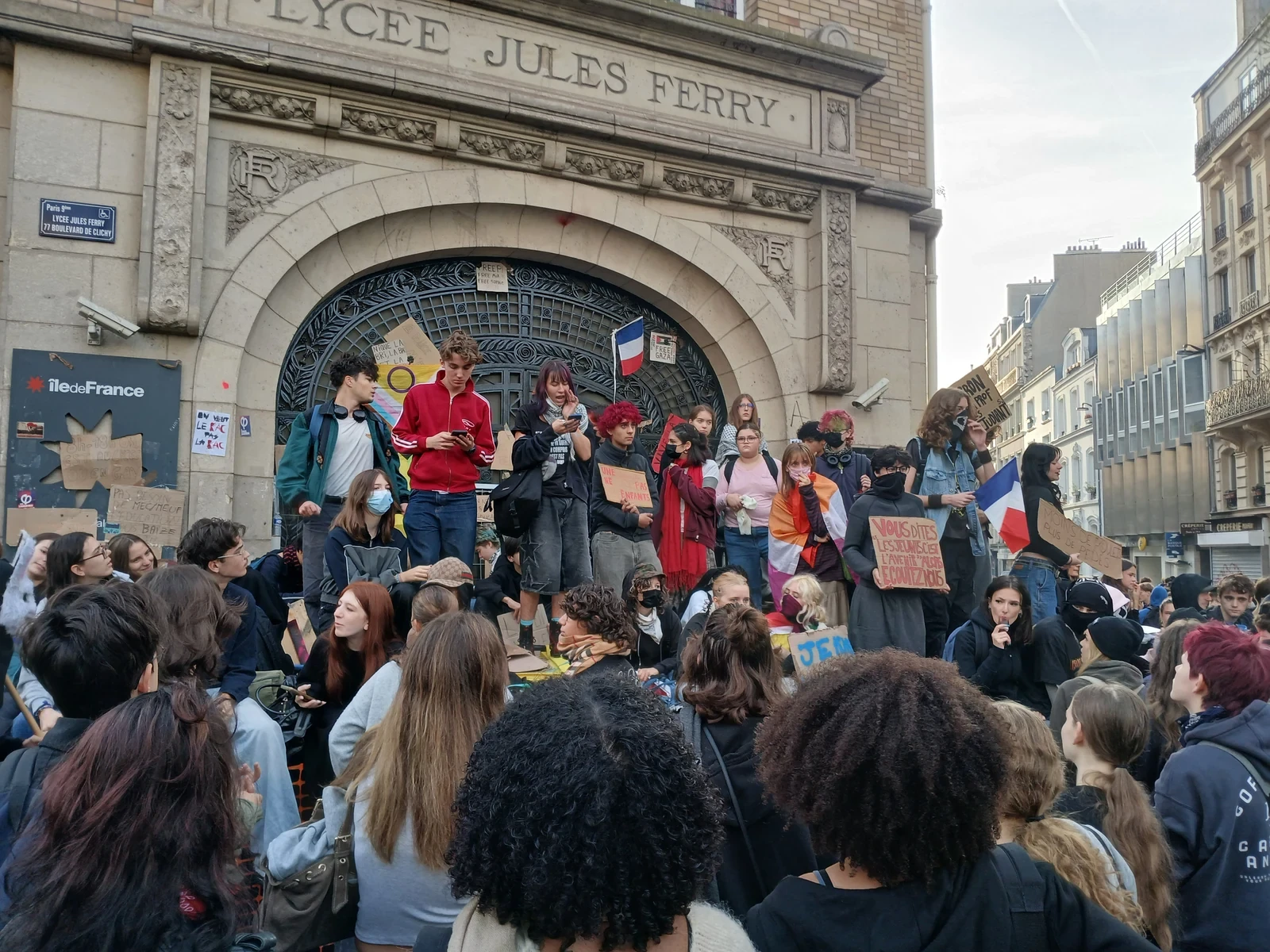 Lycées en France : 5 000 interpellations éclipsent la crise des moyens