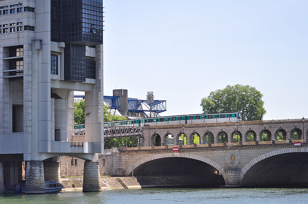 Le pont de Bercy et le bâtiment du ministère de l’Économie et des Finances au bord de la Seine, à Paris.