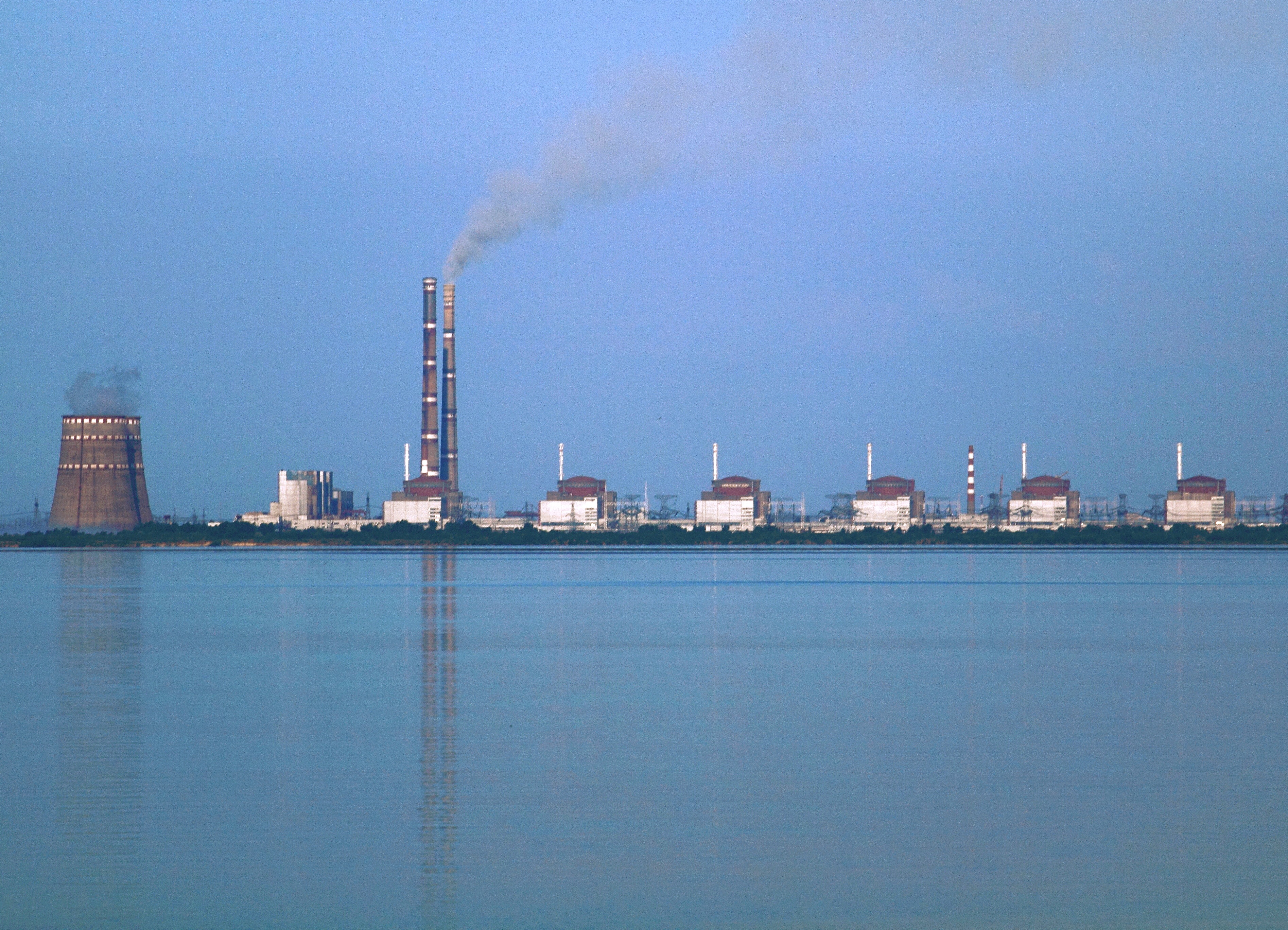Vue historique de la centrale nucléaire de Zaporijjia et de la centrale thermique voisine depuis la rive de Nikopol.