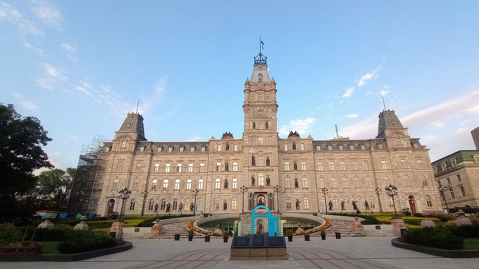 Façade de l’hôtel du Parlement du Québec photographiée au petit matin.