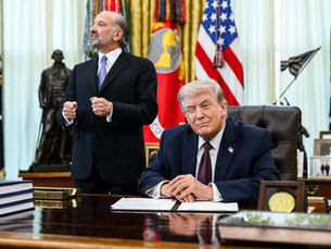 Donald Trump signe dans le Bureau ovale le décret du 31 mars 2026 visant le vote postal aux États-Unis.