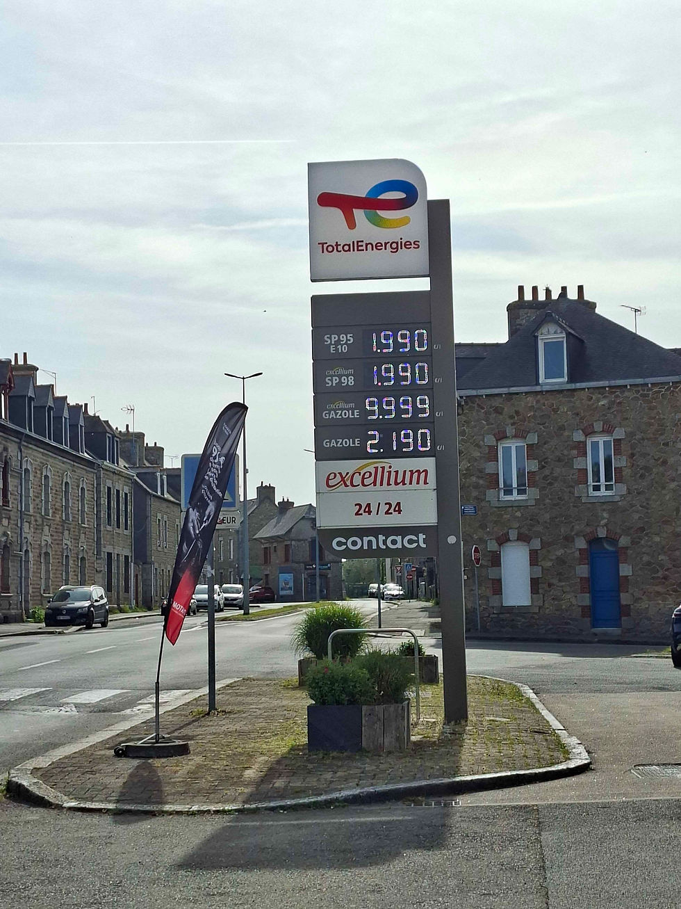 Panneau des prix d’une station TotalEnergies à Guingamp, photographié le 26 avril 2026.