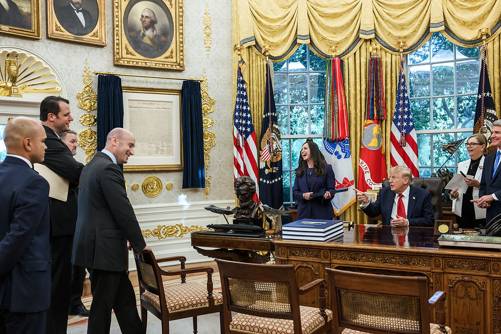 Donald Trump signe un texte au bureau ovale, entouré de responsables, le 18 septembre 2026.