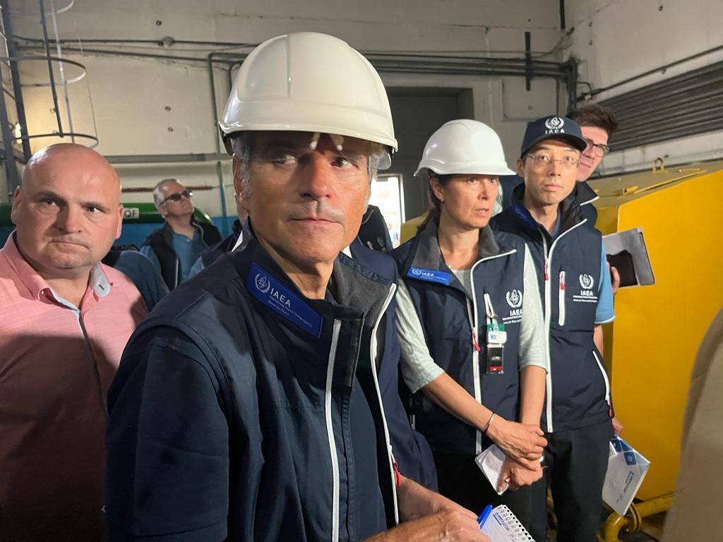 Des membres de la mission de soutien et d’assistance de l’AIEA arrivent à la centrale nucléaire de Zaporijjia en septembre 2022.