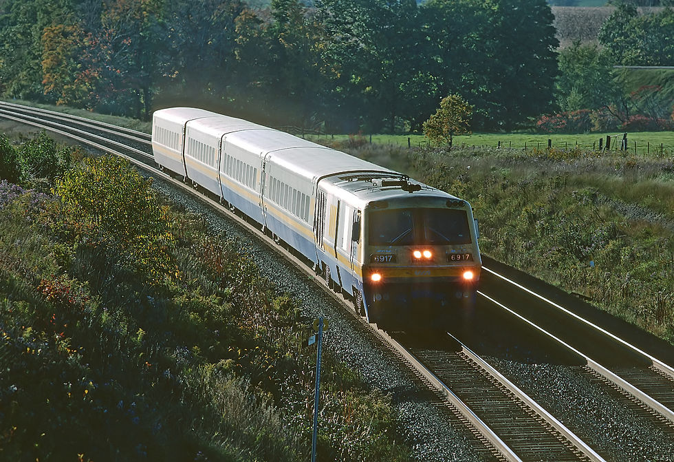 Train LRC de VIA Rail circulant près de Newtonville en Ontario en octobre 1987.