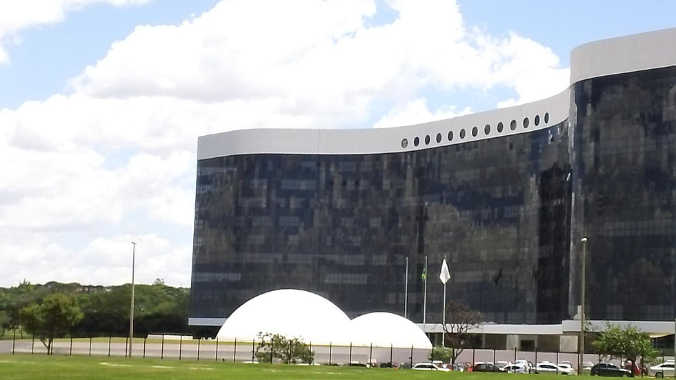 Façade vitrée et courbe du siège du Tribunal supérieur électoral à Brasília.