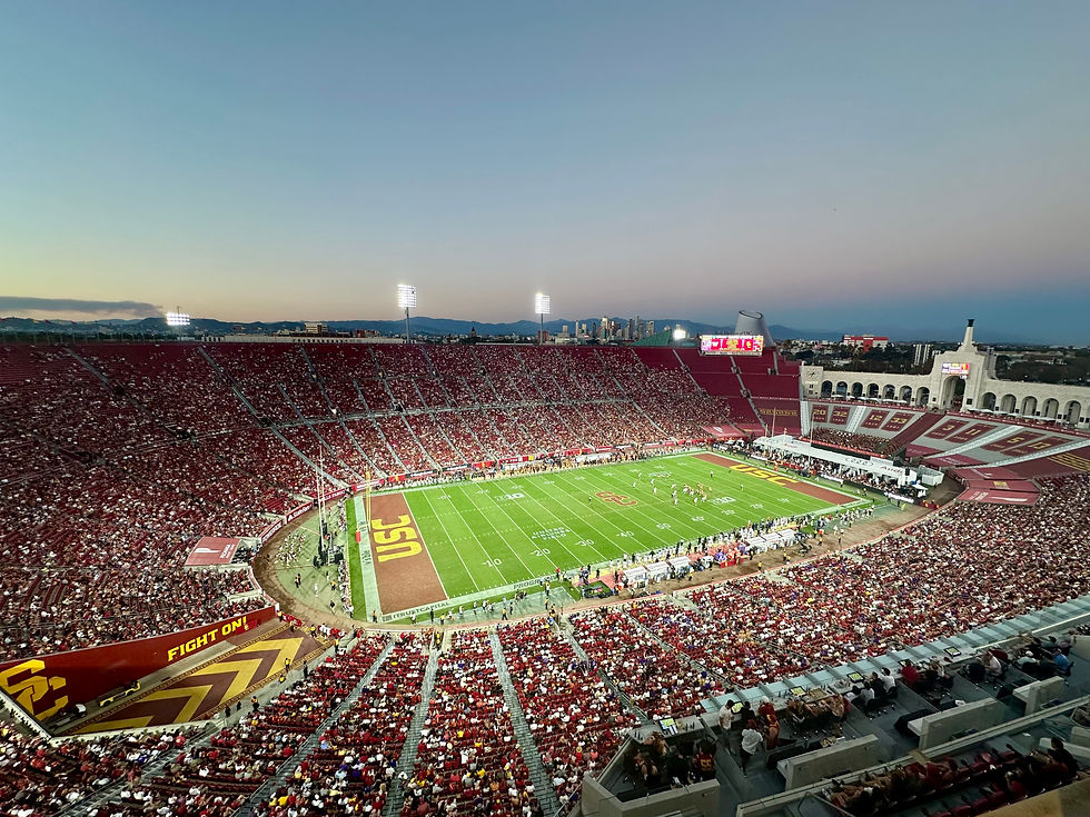 Le Los Angeles Memorial Coliseum au coucher du soleil, avec Downtown Los Angeles en arrière-plan, lors de USC–Washington. Crédit photo : NorthSideline.