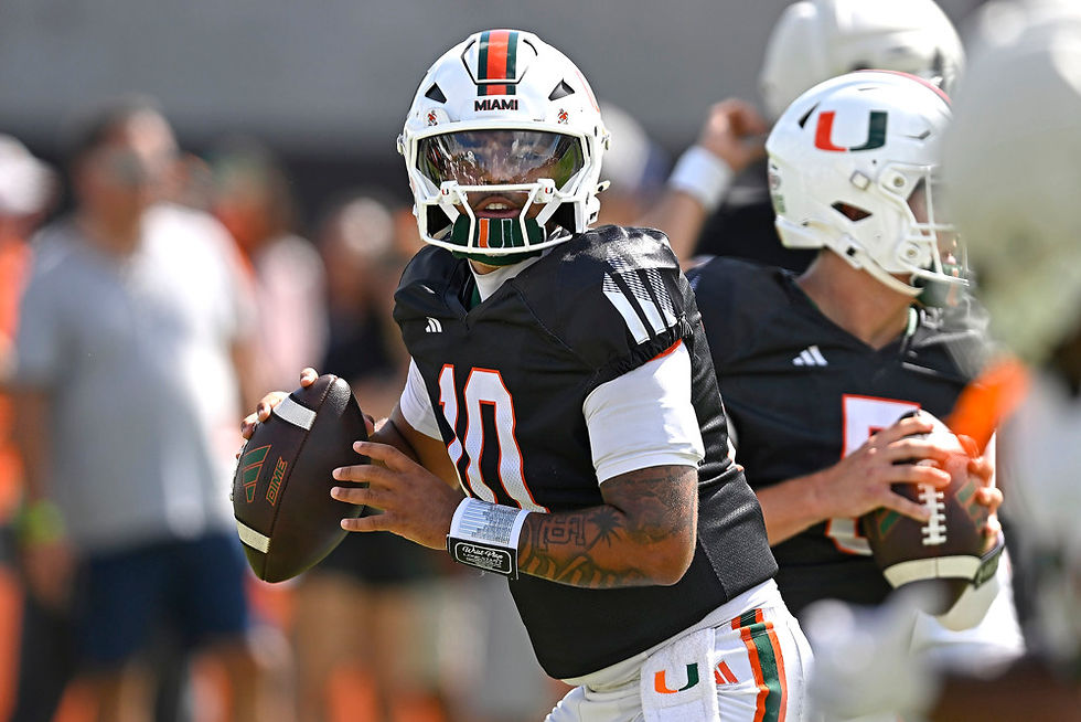 Le quarterback de Miami, Darian Mensah (10) avant le match de printemps des Hurricanes de Miami, le 18 avril 2026, au Cobb Stadium de Coral Gables, en Floride. (Photo : Samuel Lewis/Icon Sportswire).