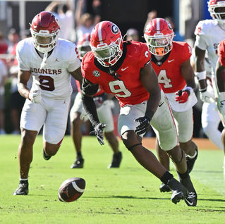 Chris Cole récupère un fumble et s’élance avec le ballon lors de la victoire de Georgia 41-13 face à Oklahoma à Sanford Stadium.