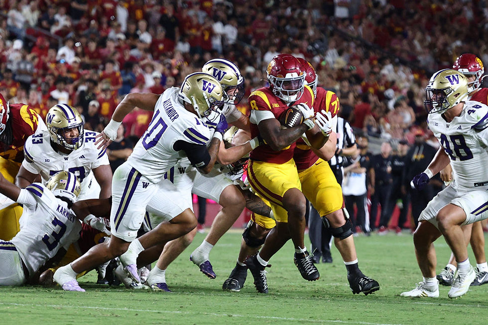 King Miller (#8) porte le ballon face à la défense de Washington lors de la victoire de USC au Los Angeles Memorial Coliseum. Crédit photo : Greg Fiore / Icon Sportswire.