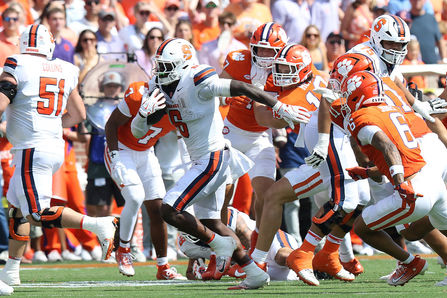 SYRACUSE CRÉE LA SURPRISE ET PLONGE CLEMSON DANS LA TOURMENTE