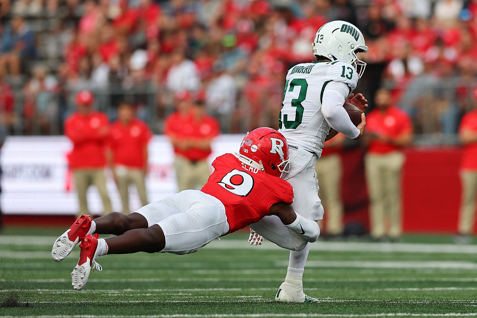 Jett Elad (no 9) des Rutgers Scarlet Knights plaque Parker Navarro (no 13) des Ohio Bobcats lors du match disputé le 28 août 2025 au SHI Stadium de Piscataway, New Jersey. (Photo: Ruch Graessle / Icon Sportswire).