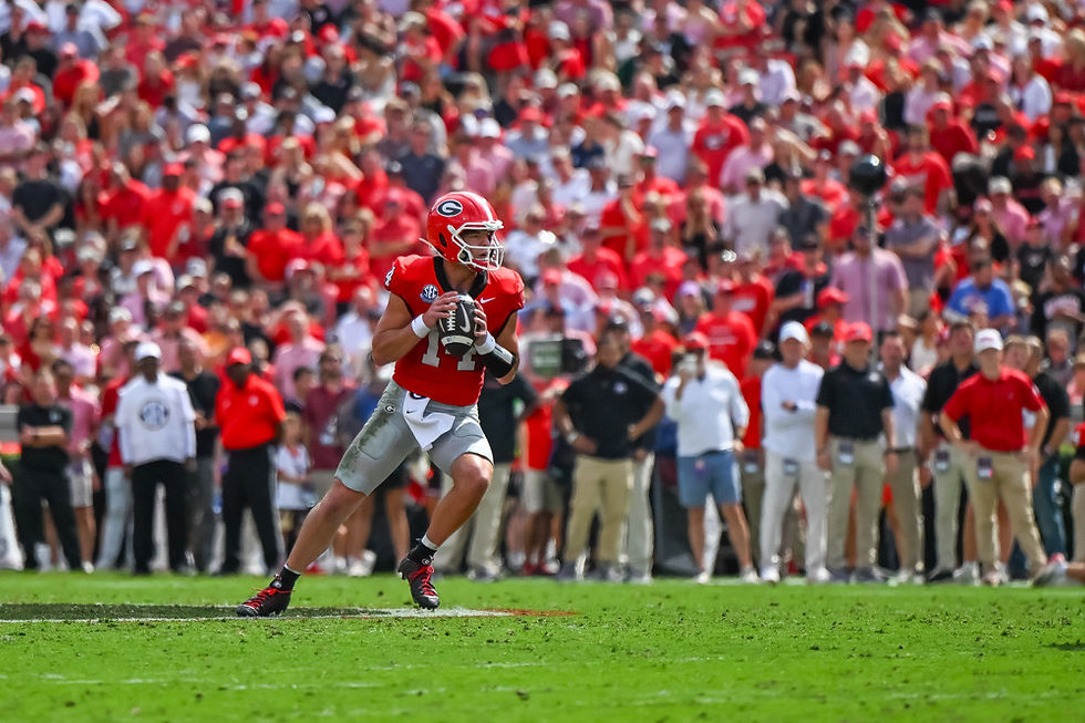 Le quarterback des Georgia Bulldogs, Gunner Stockton (#14), s'apprête à effectuer une passe face à Vanderbilt, le 3 octobre 2026, au Sanford Stadium d'Athens, en Géorgie. Crédit photo : John Adams / Icon Sportswire.