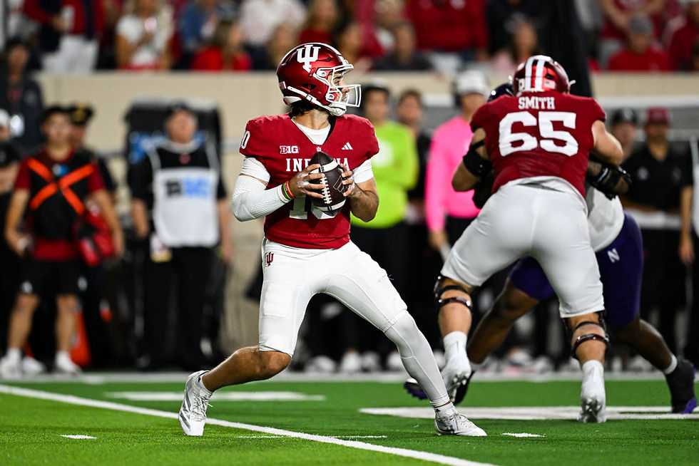 Josh Hoover, quarterback d’Indiana, cherche une cible face à Northwestern. Crédit photo : James Black/Icon Sportswire
