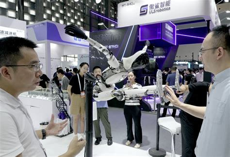 Crédito: China.org.cn — exhibición relacionada con robots o IA en Shanghai.