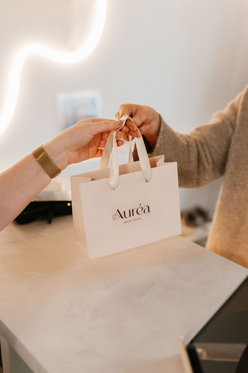 aurea beauty salon lahjakassi logolla