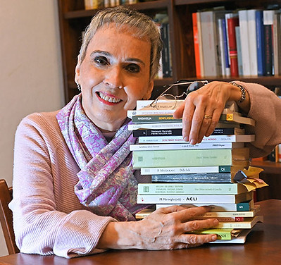 MariangelaMaraviglia_ConLibri.jpg