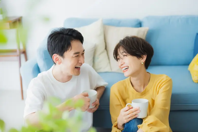 私たちはどうしたか?を夫婦で楽しそうに話している