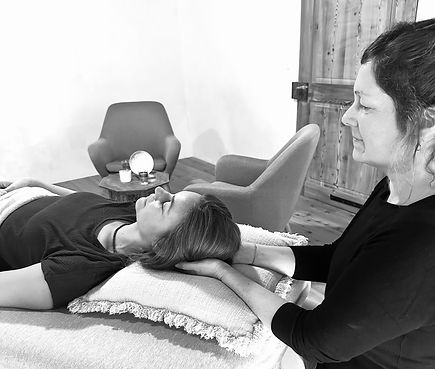 Cornelia Carlen behandelt eine Patientin