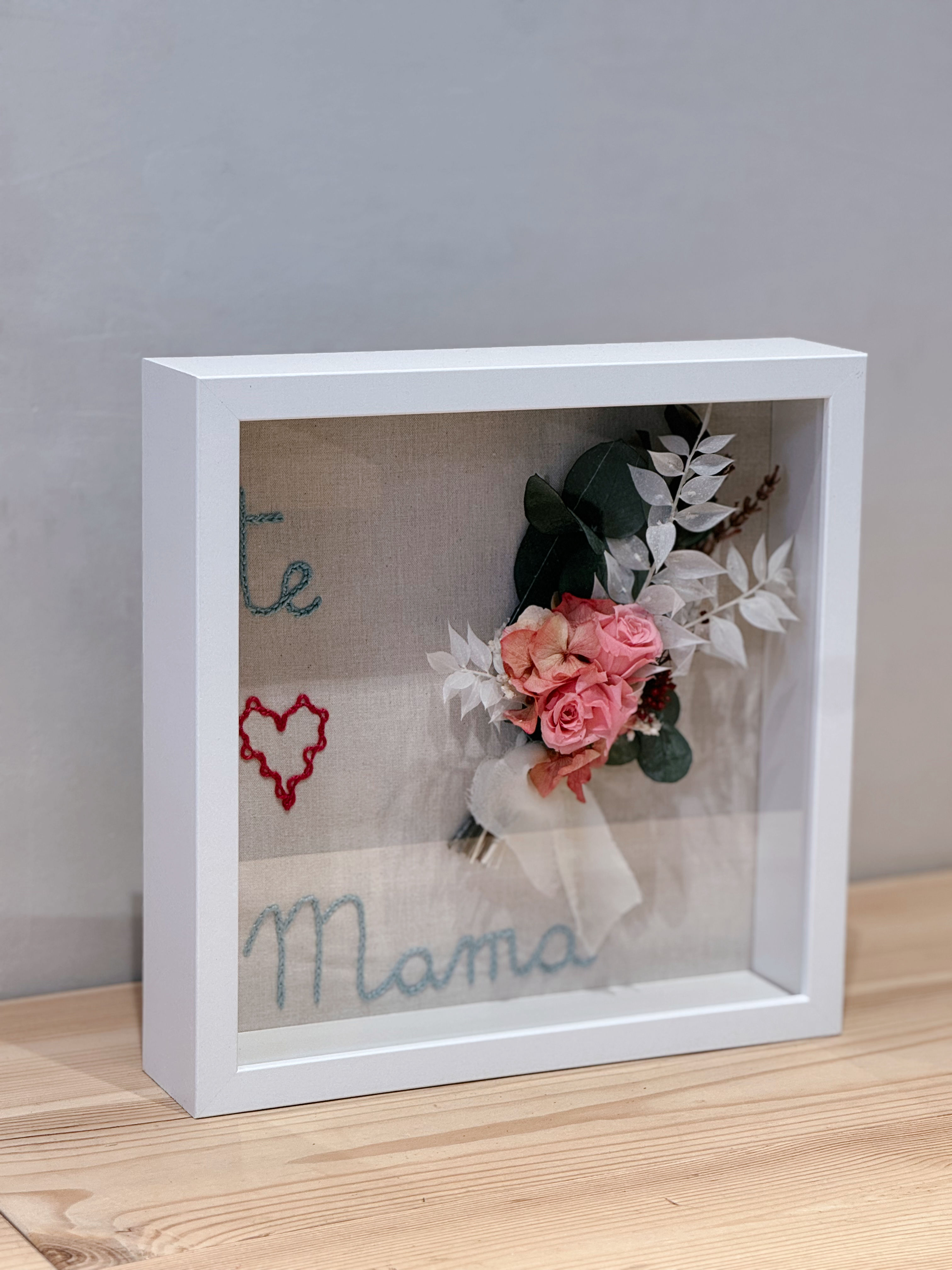 Marco con flores preservadas y bordado mamá