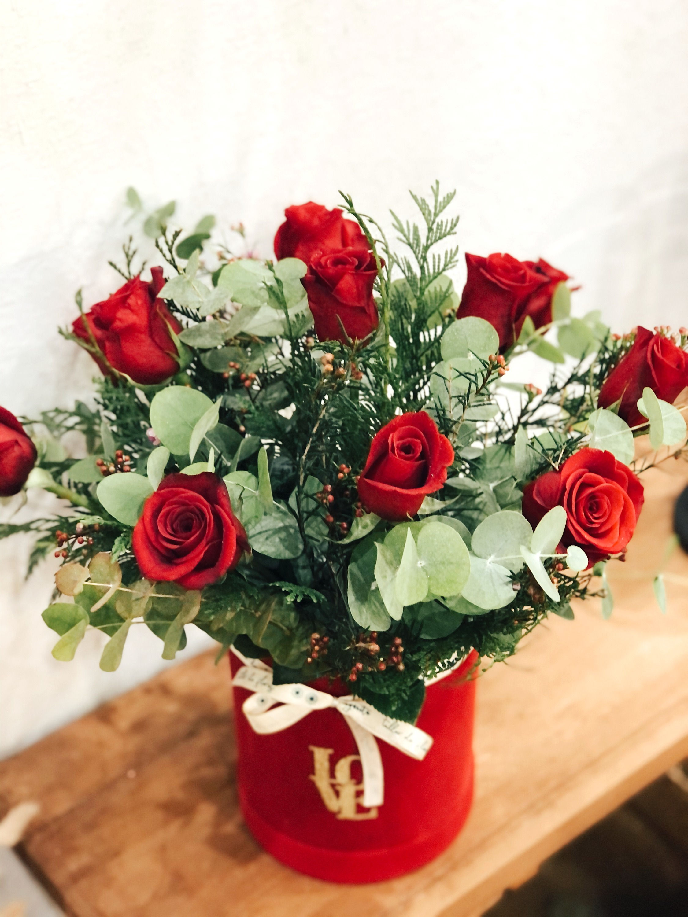 Sombrerera con rosas rojas