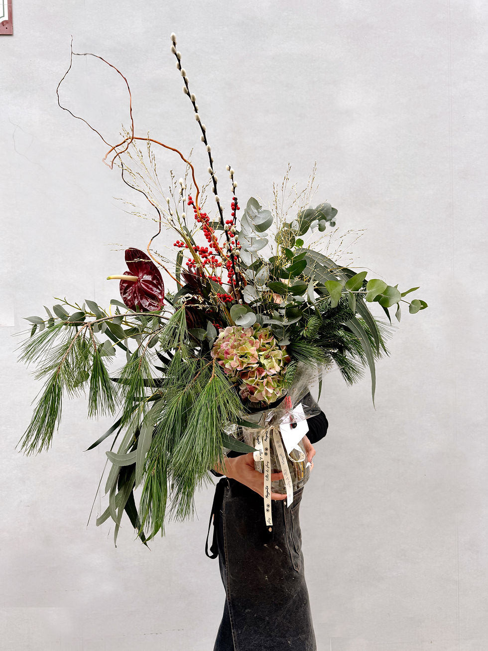 Jarrón con flores navideñas