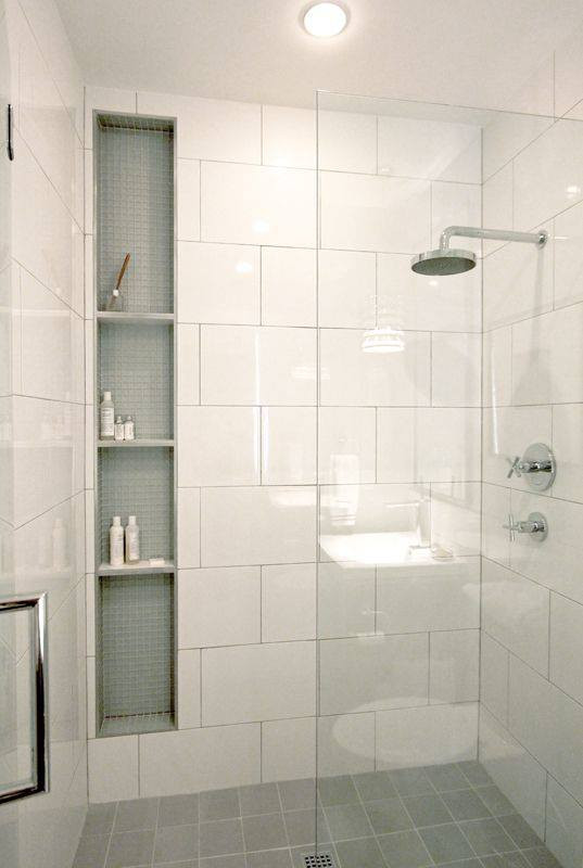 Baño blanco y rectangular