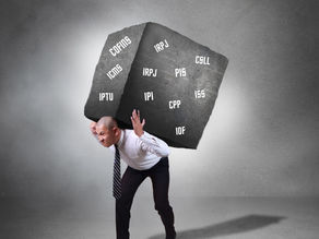 Um homem carregando uma enorme caixa nas costas e nessa caixa há o nome dos principais impostos do Brasil.