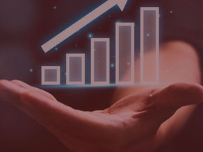 mão segurando um gráfico de tendências