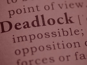 Imagem com a palavra em inglês "deadlock", indicando um impasse.
