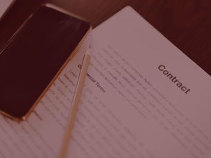 Imagem de uma mesa com um contrato, um celular e um lápis indicando que o contrato teve adimplemento substancial.