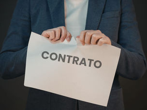 Homem rasgando um papel com o nome contrato escrito nele, indicando o encerramento da relação contratual por inadimplemento.