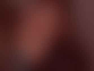 Uma mulher com uma mão indicando pare