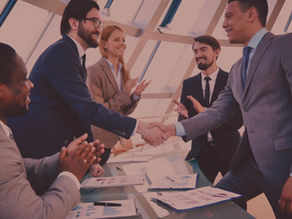 Pessoas apertando as mãos numa reunião de executivos