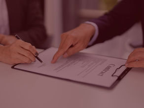Pessoas analisando um contrato diante de um caso fortuito.