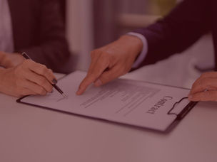 Pessoas analisando um contrato diante de um caso fortuito.