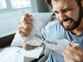 Homem, com semblante irritado, rasgando um papel em que está escrita a palavra contrato, indicando o rompimento da relação contratual com perdas e danos.