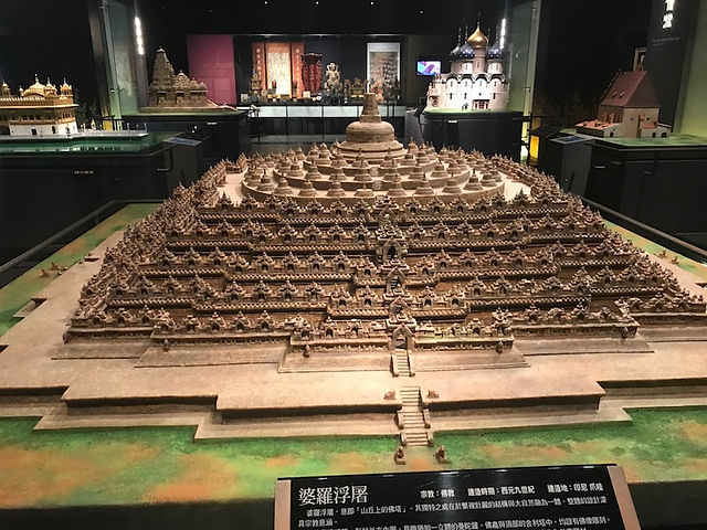 Monuments at Museum of World Religions