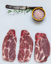 Rohes Fleisch mit Rosmarin