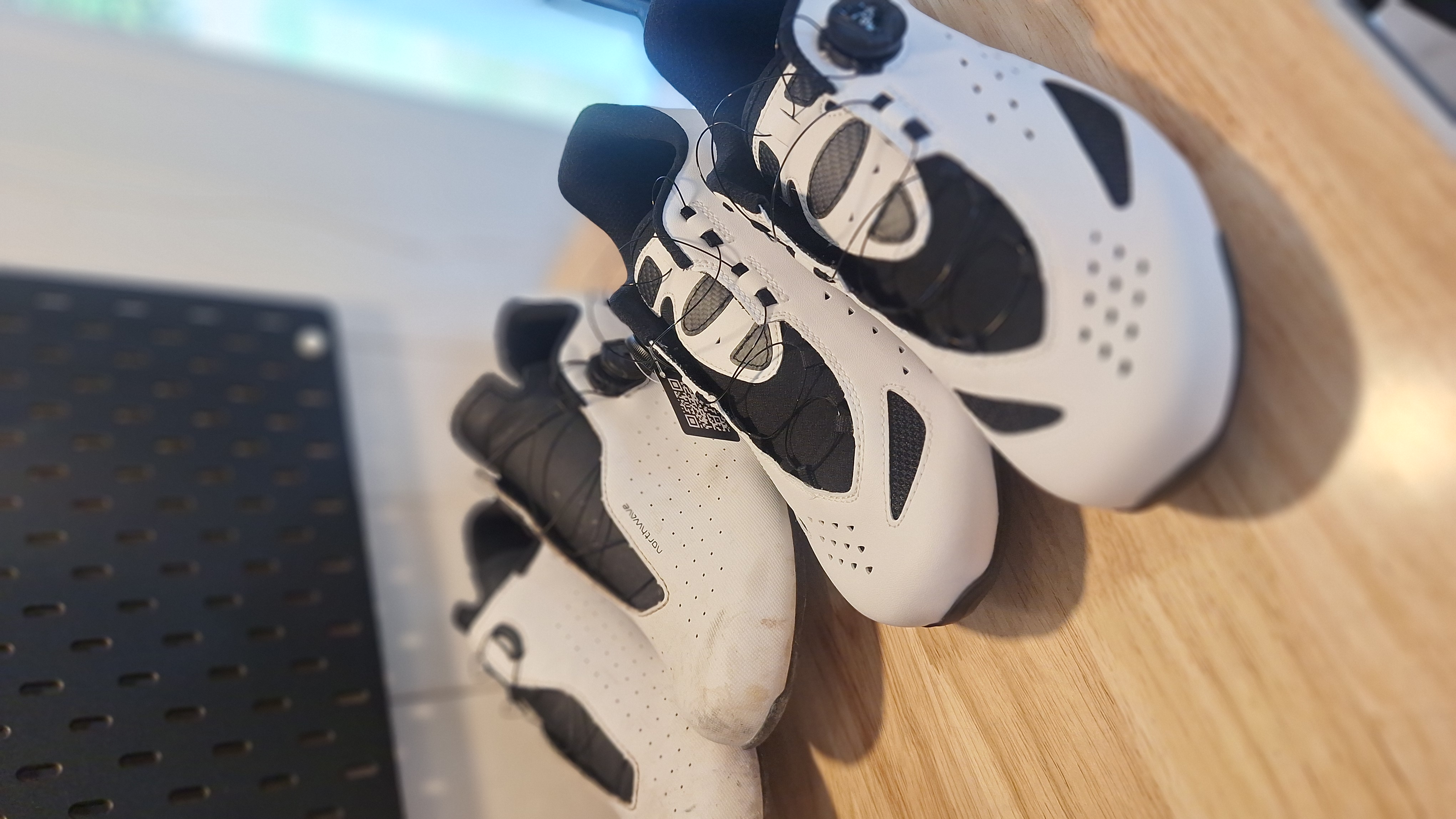 Oude en nieuwe fietsschoenen bij BikeMetrics na voetmeting voor de juiste schoenmaat, breedte en pasvorm